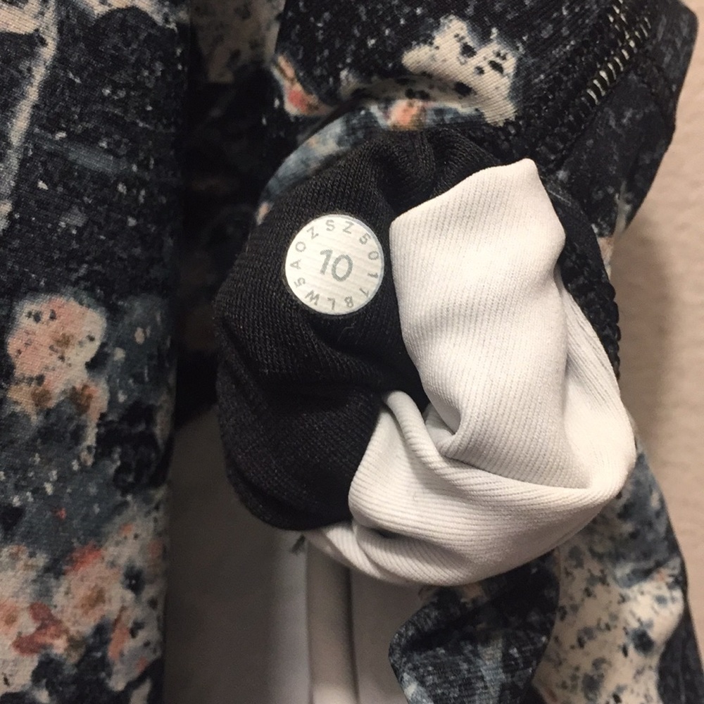 - Lululemon Multi-Color Wunderunder Leggings - image 4